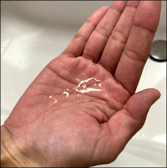 化粧水 手のひらに