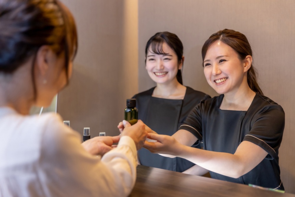 美容 カウンターで接客