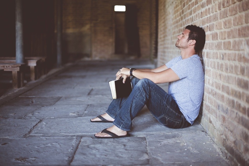 勉強する男性